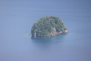 カムイシュ島（中島）