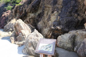 仙酔島の五色岩