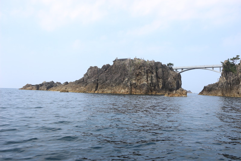 佐渡「尖閣湾」(せんかくわん) グラスボード型遊覧船で日本海を楽し